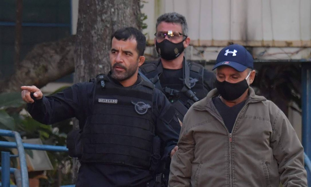 Fabrício Queiroz chega ao Instituto Médico Legal, em São Paulo, acompanhados de policiais Foto: Nelson Almeida / AFP