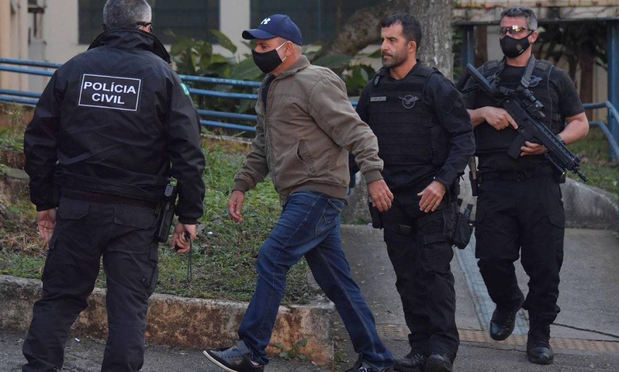 Usando máscara de proteção e boné azul, Queiroz fez exames de praxe no IML, na capital, depois de ter sido preso em Atibaia Foto: Nelson Almeida / AFP