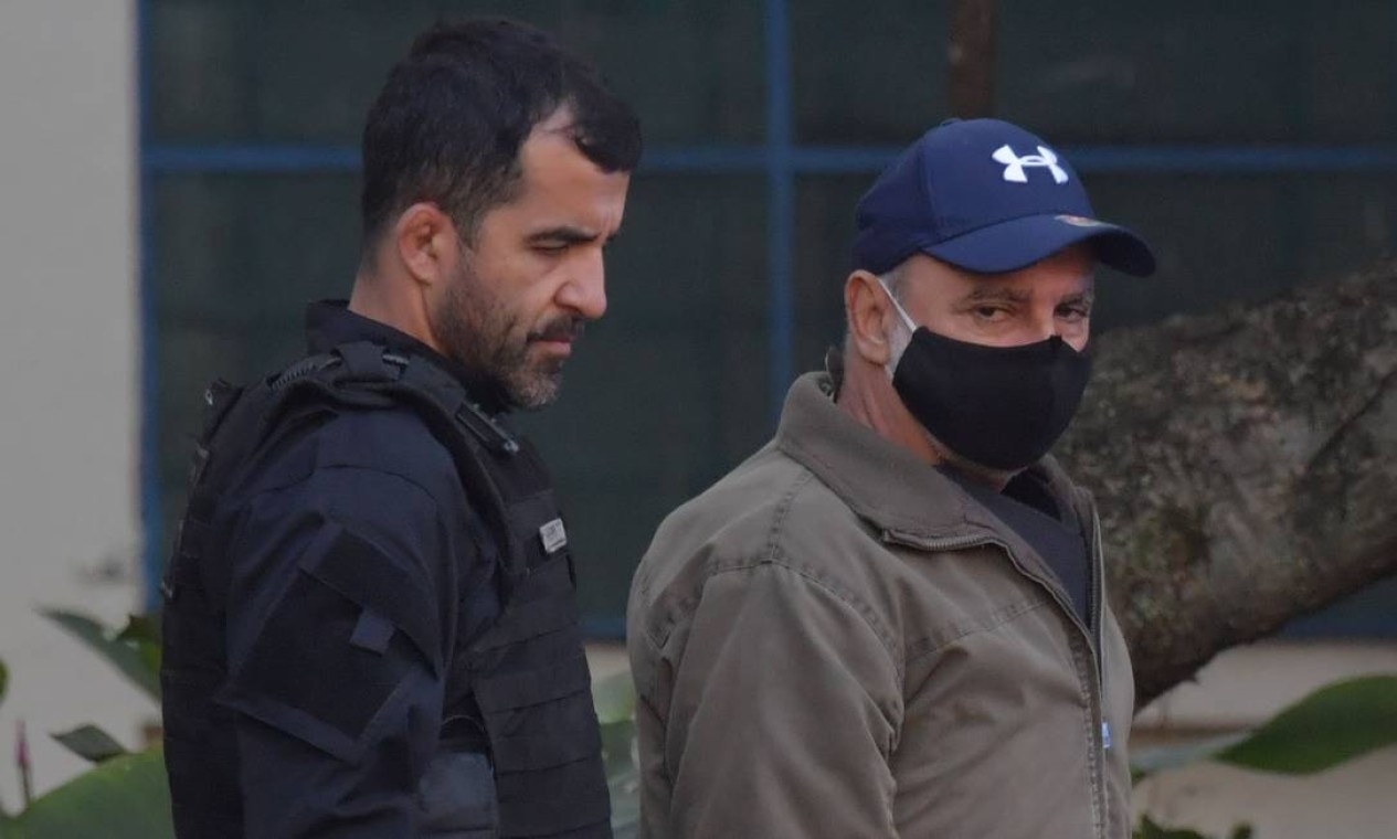 Fabrício Queiroz chega ao Instituto Médico Legal, em São Paulo, acompanhados de policiais Foto: Nelson Almeida / AFP