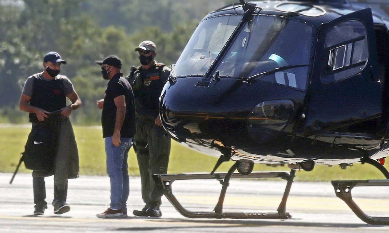 Fabrício Queiroz, segurando uma mochila, desembarca no aeroporto de Jacarepaguá, Zona Oeste do Rio. Ele ficará na Cadeia Pública Pedrolino Werling de Oliveira, conhecida como Bangu 8, também Zona Oeste Foto: Fabiano Rocha / Agência O Globo