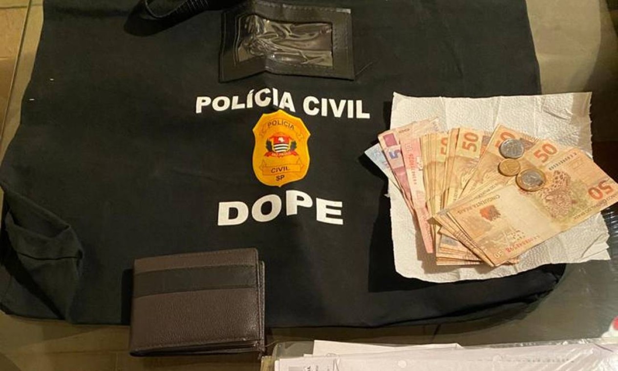 Material apreendido na casa com Fabrício Queiroz, que vivie em Atibaia, interior de São Paulo, em imóvel de Frederick Wassef, advogado de Flávio Bolsonaro Foto: Divulgação