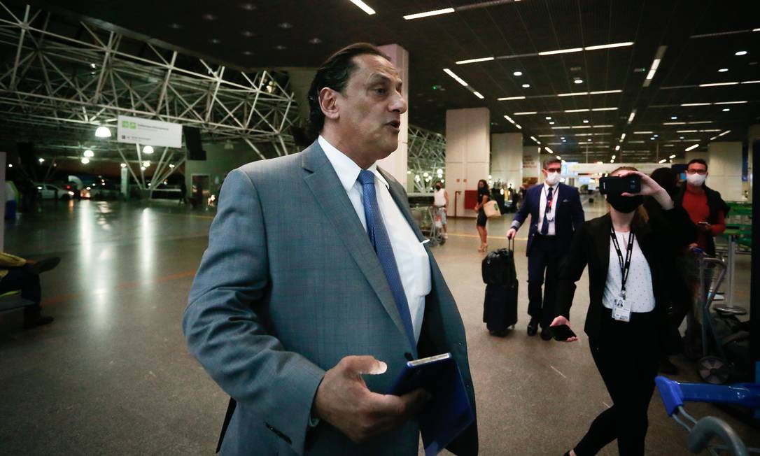 O advogado Frederick Wassef embarca no aeroporto de Brasília para o Rio de Janeiro Foto: Pablo Jacob/Agência O Globo/18-06-2020