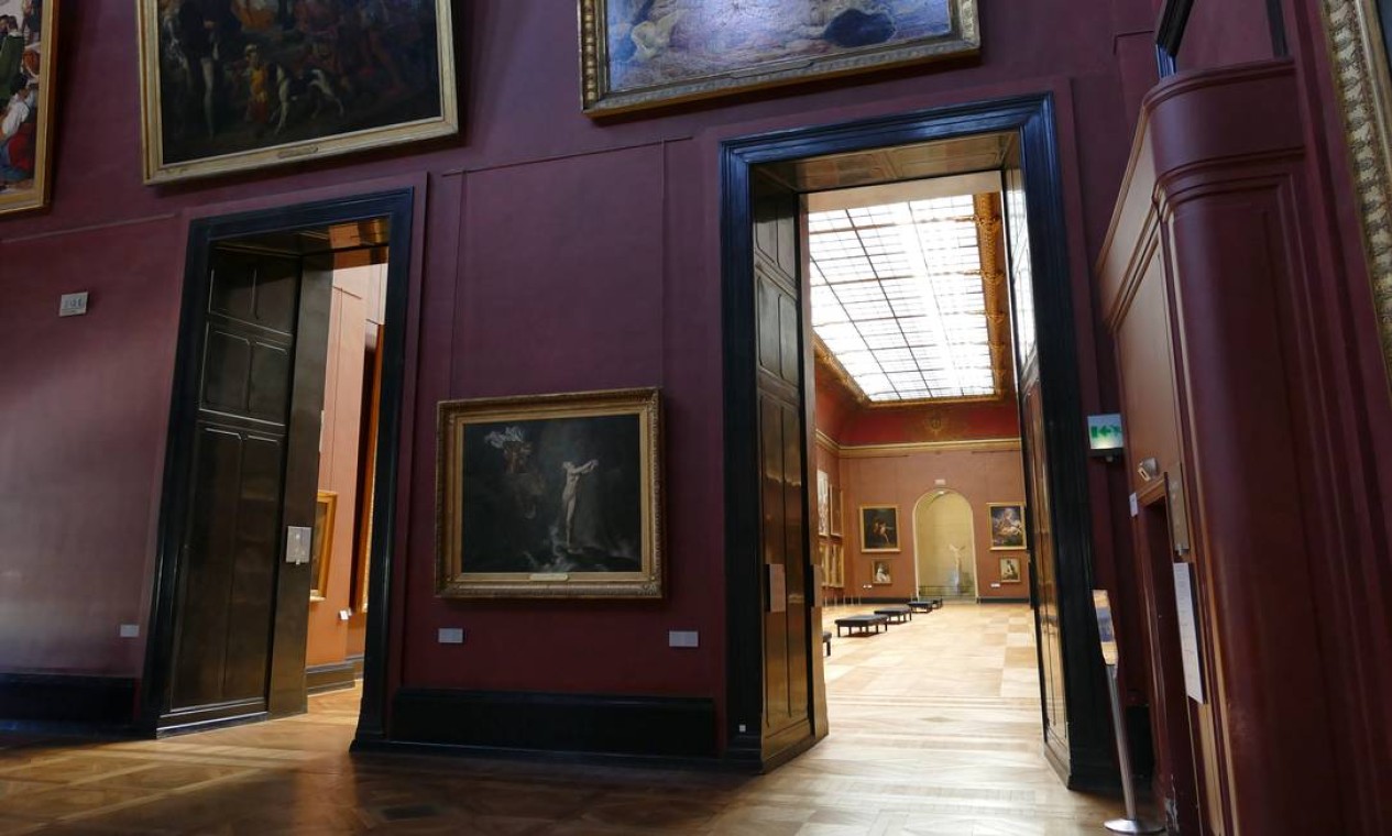 Nos próximos meses, o "novo normal" do Louvre não será mais de corredores cheios, filas e salas concorridas. "Hoje, 80% dos franceses declaram sentir alguma inquietude em frequentar espaços culturais. Acredito que de julho a setembro alcançaremos de 4 mil a 5 mil visitantes por dia. Se chegarmos a 10 mil, ficarei surpreso", declara o presidente do museu Foto: Fernando Eichenberg / Agência O Globo