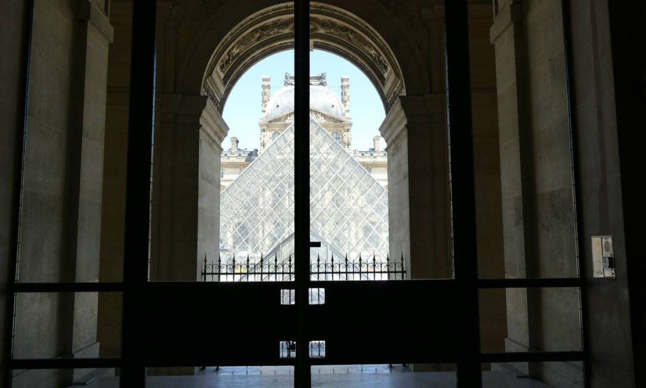 Nos atentados de 11 de setembro de 2001, nos EUA, o Louvre perdeu cerca de 40% do público e precisou de três anos para retomar os patamares habituais de frequentação Foto: Fernando Eichenberg / Agência O Globo