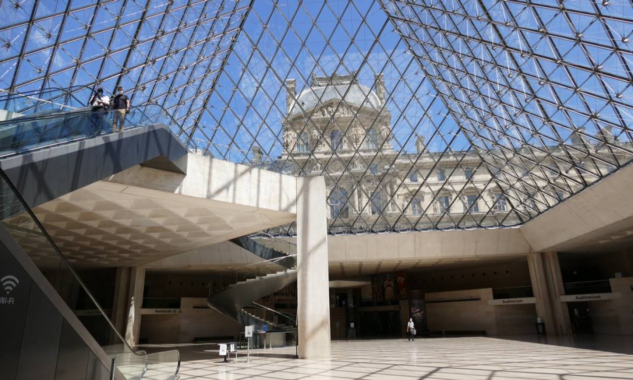 Segundo o presidente do museu, a crise talvez seja “um tempo favorável” ao visitante francês, “o primeiro público do Louvre”, com mais de 2,5 milhões de entradas anuais, redescobrir o museu Foto: Fernando Eichenberg / Agência O Globo