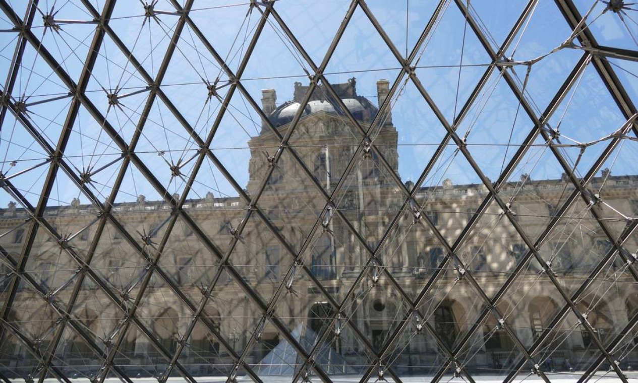 O presidente do museu ressalta que é preciso "desdramatizar" as obras da coleção do Louvre. "Por que 60% dos franceses não vão ao museu? Porque dizem que não foram feitos para eles, não conseguem compreender o que veem" Foto: Fernando Eichenberg / Agência O Globo