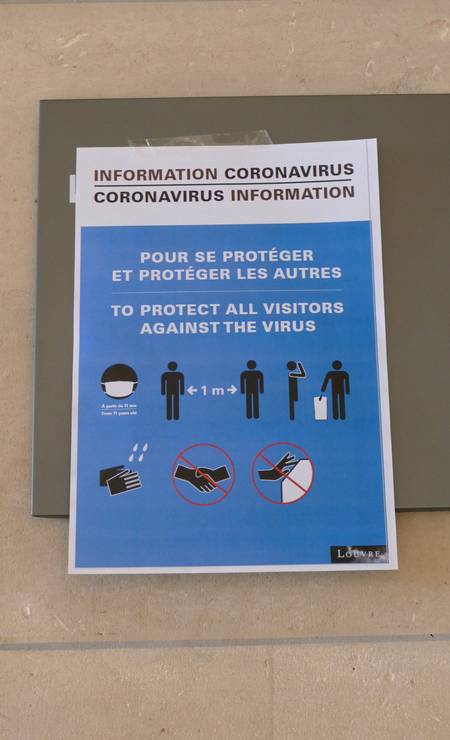 Cartazes com novas diretrizes já estão espalhados no Louvre Foto: Fernando Eichenberg / Agência O Globo