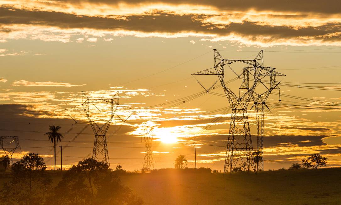 Torres de transmissão de energia elétrica no interior de São Paulo. Custo de empréstimo deve pesar nas contas de luz até 2025 Foto: Edilson Dantas / Agência O Globo