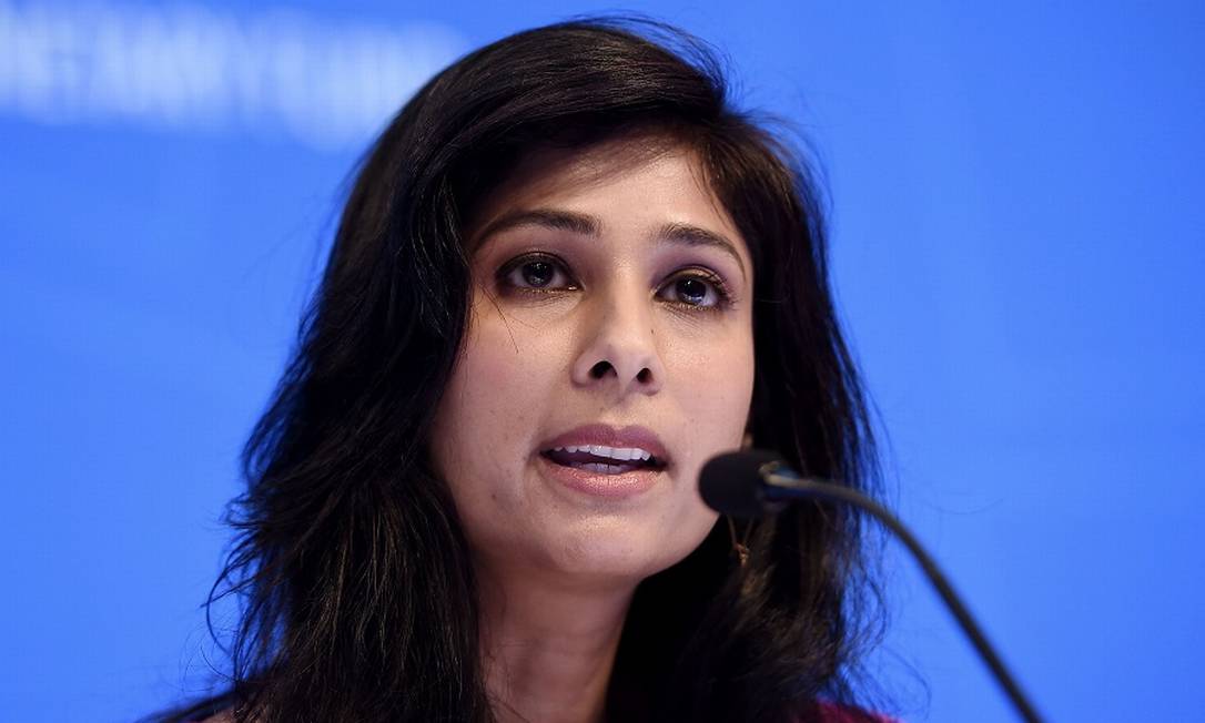 Gita Gopinath, diretora do Departamento de Pesquisa do FMI, que assina o relatório: incerteza e grande recessão Foto: Oliivier Douliery / AFP