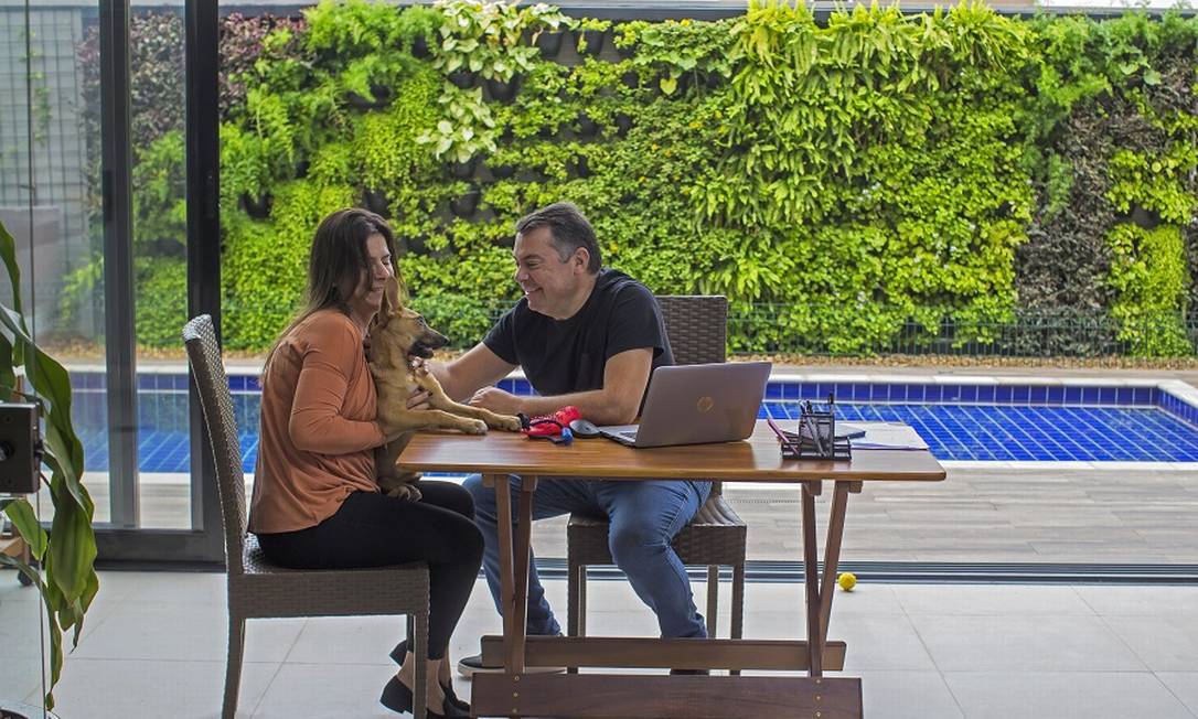 Rogério, com a esposa Monica na foto, trabalha em sua casa de Alphaville. Foto: Edilson Dantas / Agência O Globo