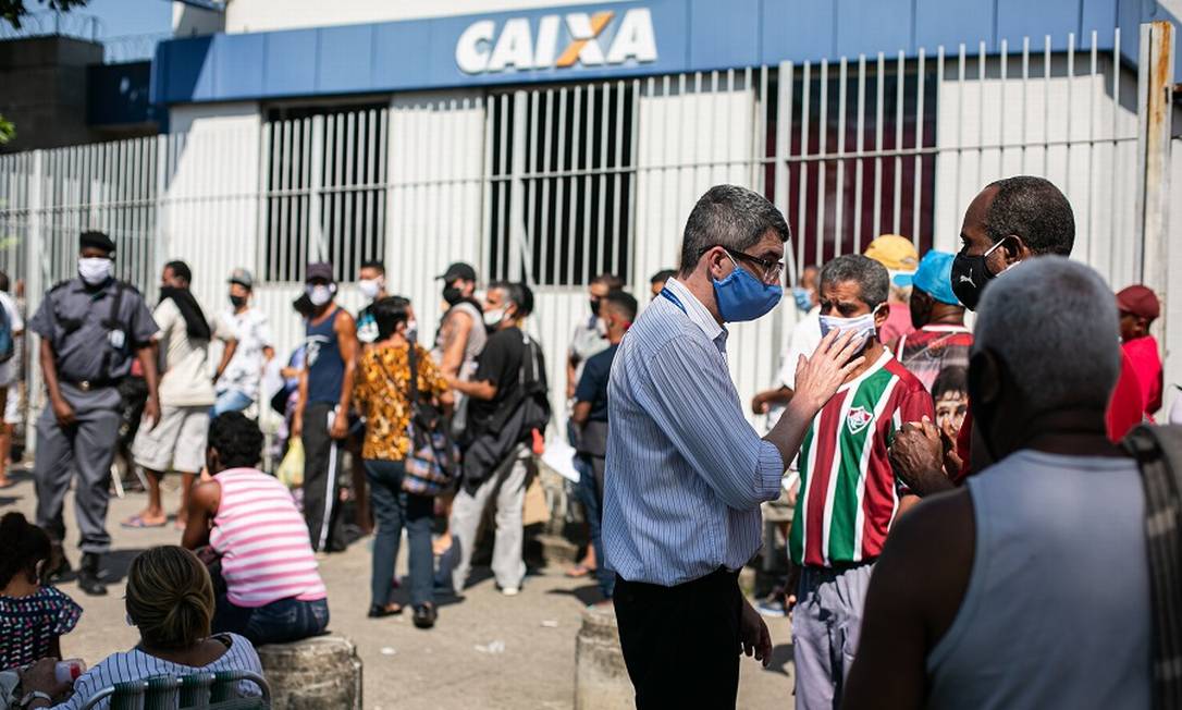 Fila em agência da Caixa no Rio de Janeiro Foto: Hermes de Paula / Agência O Globo