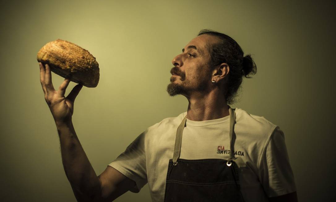 Zé Alex, diretor da Cia de Teatro Enviesada, é também padeiro artesanal Foto: Guito Moreto / Agência O Globo