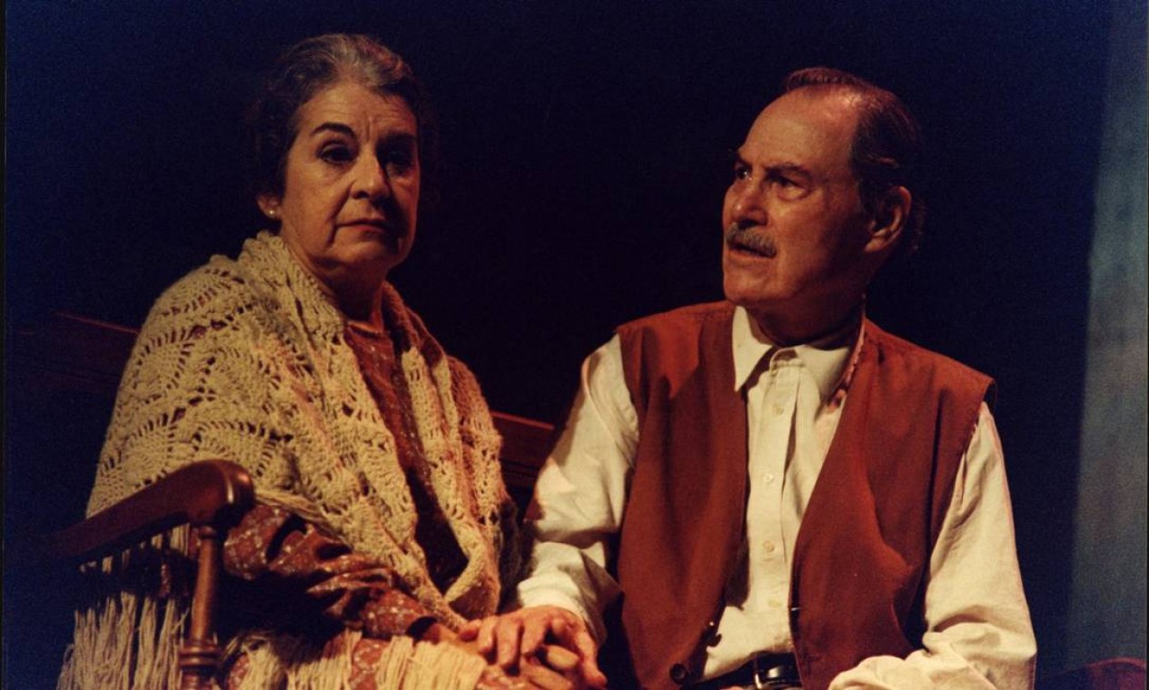 Cena da peça "A moratória", com os atores Leonardo Villar e Amélia Bittencourt, em 2001 Foto: Chico Lima / Divulgação