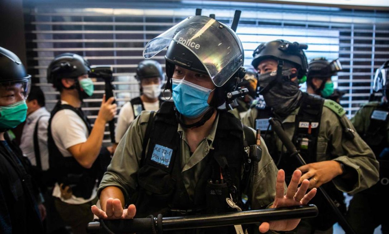 A polícia de choque dispersou protesto que aconteceu em em um shopping em Hong Kong, nesta segunda-feira Foto: ISAAC LAWRENCE / AFP