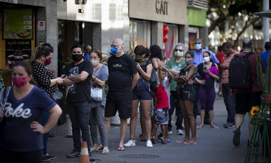 Fila na agência da Caixa Econômica Federal da Rua Siqueira Campos, em Copacabana. Foto: Márcia Foletto / Agência O Globo