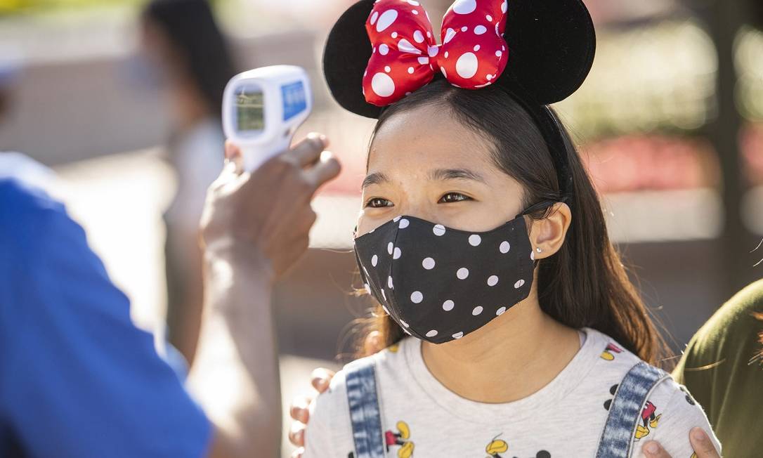 Visitate tem sua temperatura medida na entrada do parque Magic Kingdom, parte do Walt Disney World, na Flórida Foto: David Roark / Disney Parks / Divulgação