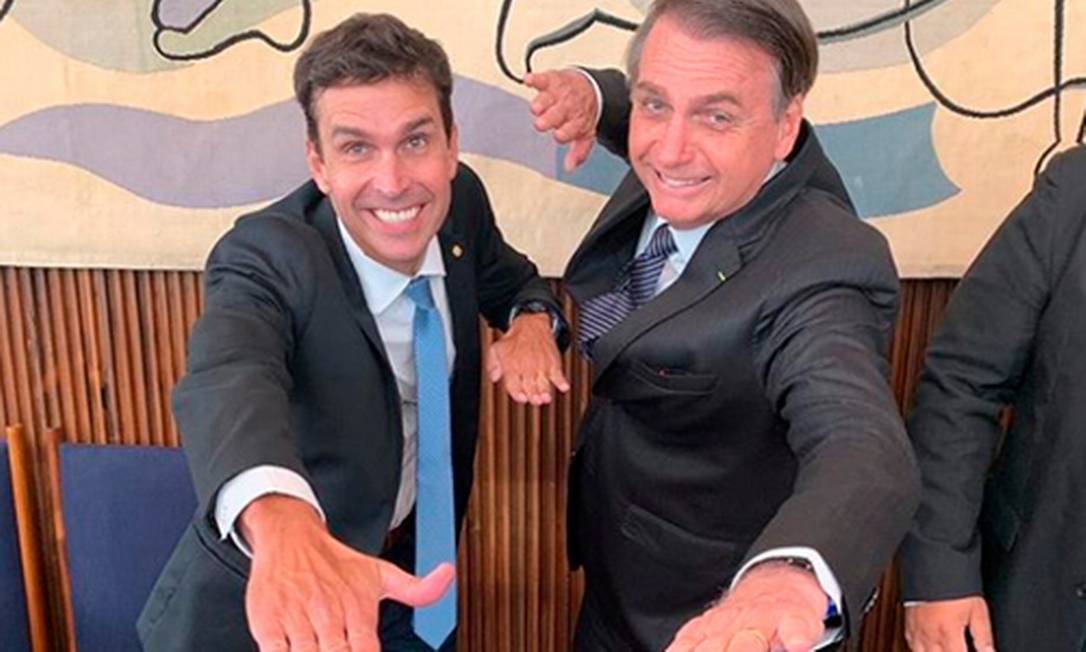 O deputado e nadador Luiz Lima, que disputou a Olimpíada, e o presidente Jair Bolsonaro Foto: Divulgação