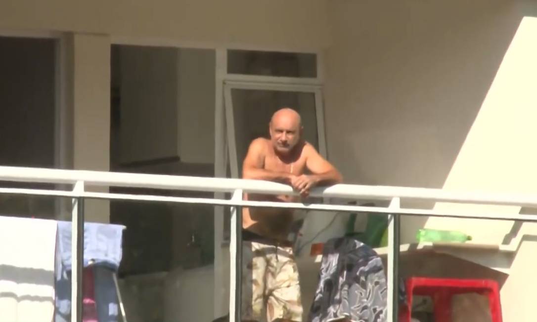 O ex-assessor Fabrício Queiroz, na varanda do apartamento onde cumpre prisão domiciliar 13/07/2020 Foto: Reprodução