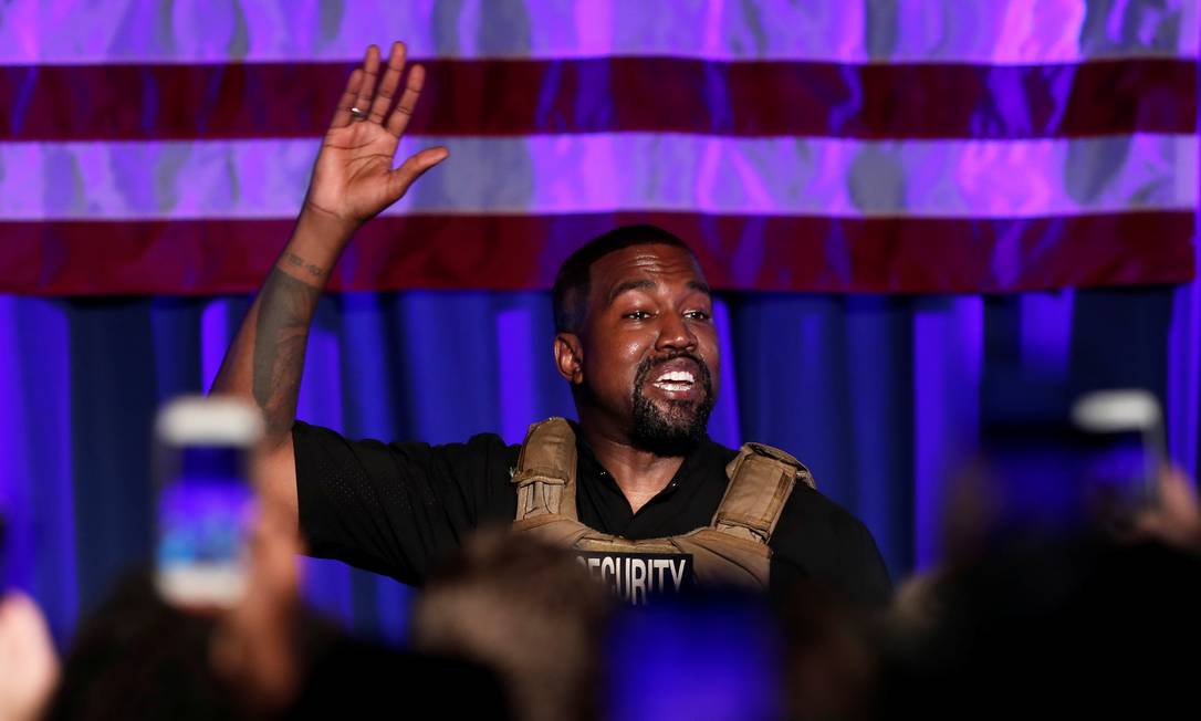 O rapper Kanye West, em seu primeiro comício da campanha presidencial, domingo, em North Charleston, na Carolina do Sul Foto: RANDALL HILL / REUTERS