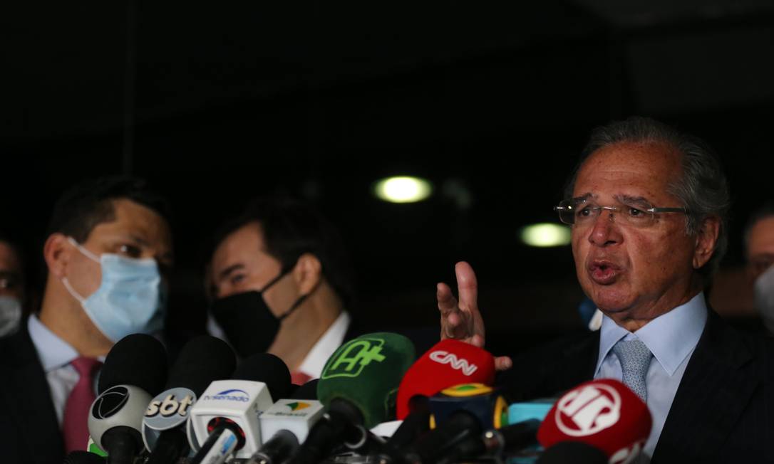 O ministro da Economia, Paulo Guedes, entrega ao Congresso Nacional a proposta do governo federal com parte da reforma tributária. O projeto foi entregue aos presidentes da Câmara, Rodrigo Maia (DEM-RJ), e do Senado, Davi Alcolumbre (DEM-AP) Foto: Jorge William / Agência O Globo