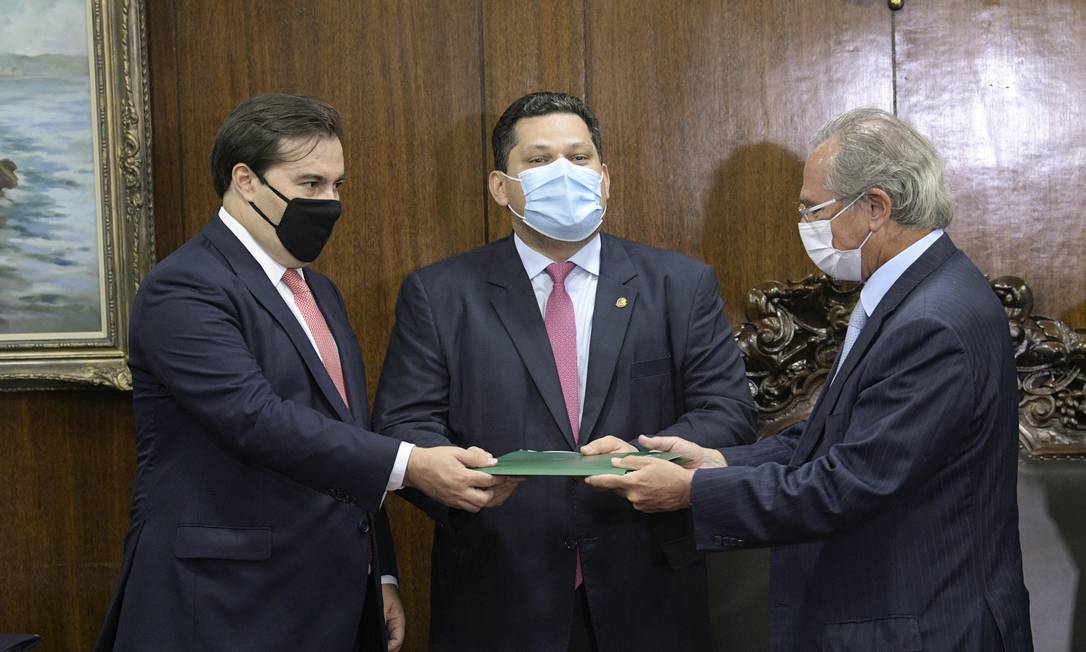 O ministro da Economia, Paulo Guedes, entregou sua proposta de reforma tributária aos presidentes da Câmara, Rodrigo Maia (DEM-RJ), e do Senado, Davi Alcolumbre (DEM-AP) Foto: Pedro França / Agência O Globo