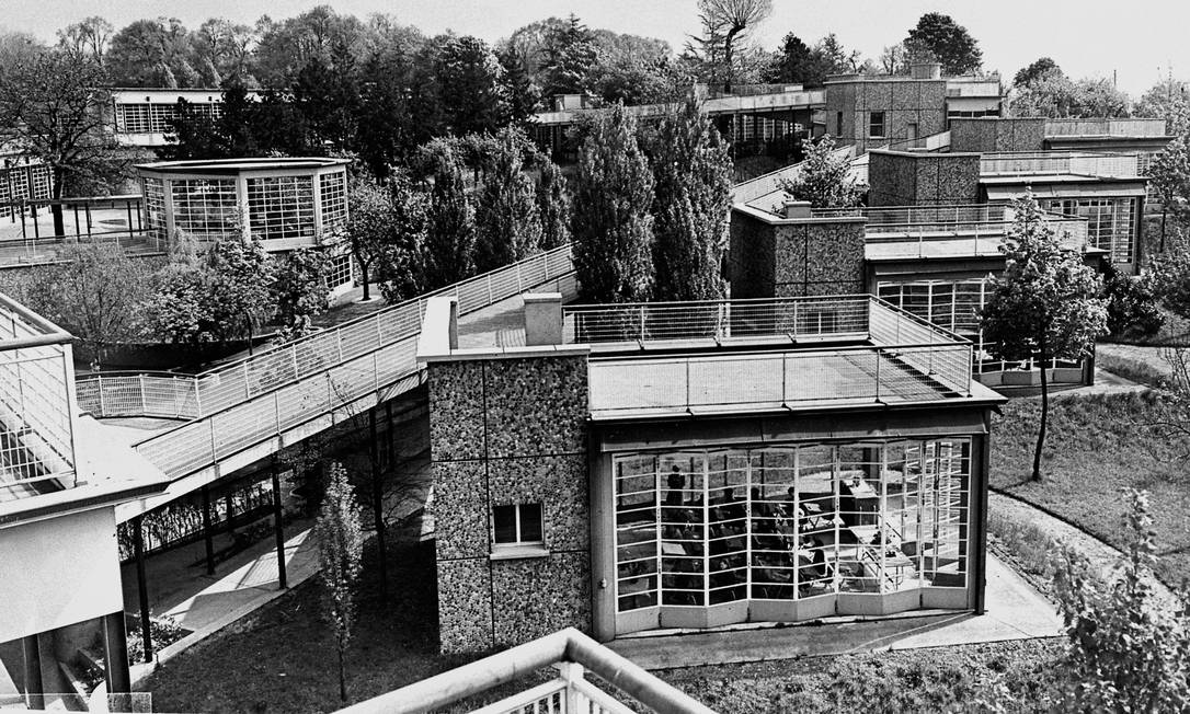 As “escolas ao ar livre”, construídas nos anos 1930 em Suresnes, França, são exemplo de arquitetura antipandêmica Foto: AFP