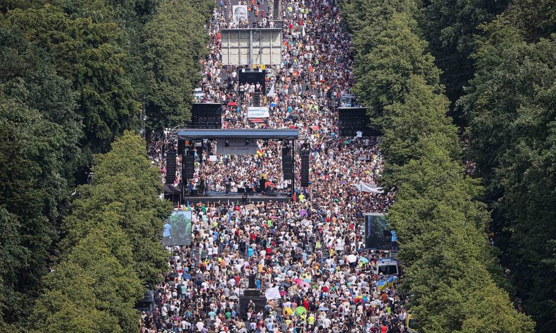 Manifestação contra as restrições do governo em meio à pandemia da Covid-19 reuniu 17 mil em Berlim, na Alemanha Foto: Reuters/Fabrizio Bensch