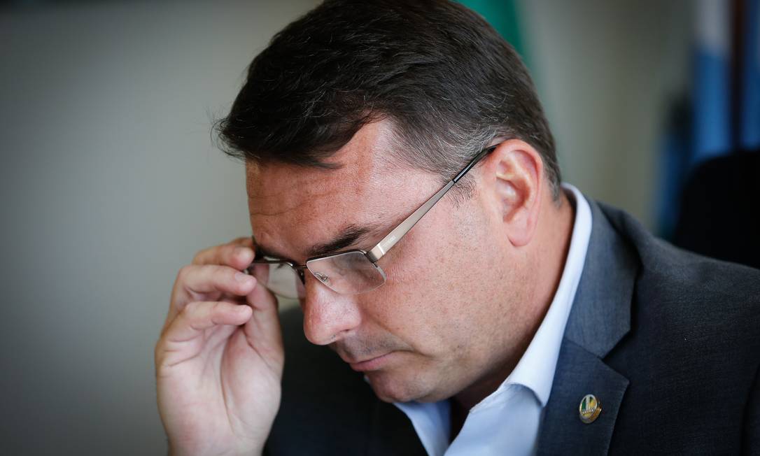 Respostas. Senador Flávio Bolsonaro diz que pagamentos feitos por Queiroz em seu nome eram normais e que não usou loja de chocolate para ocultar crimes Foto: Pablo Jacob / Agência O Globo