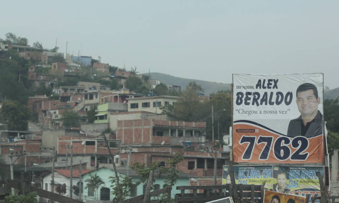 Reduto eleitoral. Placa do policial militar Alex Beraldo no bairro de Paciência, no Rio, em 2014: candidatura a deputado federal e um total de 14.954 votos Foto: Pedro Kirilos / Agência O Globo/29-09-2014