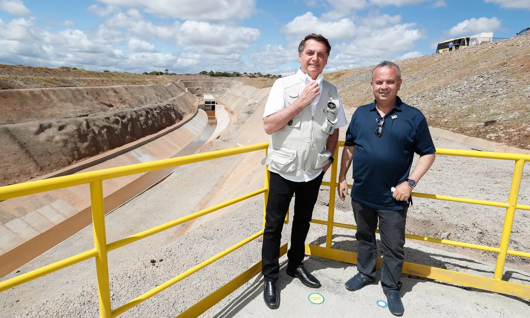 Ministro do Desenvolvimento Regional, Rogério Marinho, posa para fotografia no canal de transposição do Rio São Francisco, no Ceará, com o presidente Jair Bolsonaro Foto: Alan Santos / Presidência da República/26-6-2020