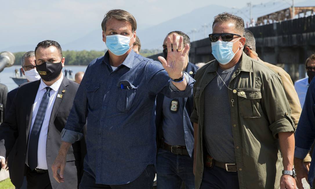 O presidente da Republica Jair Bolsonaro, inaugura reabertura da ponte dos Barreiros em São Vicente após 200 dias de interdição por risco de desabamento Foto: Edilson Dantas / Agência O Globo