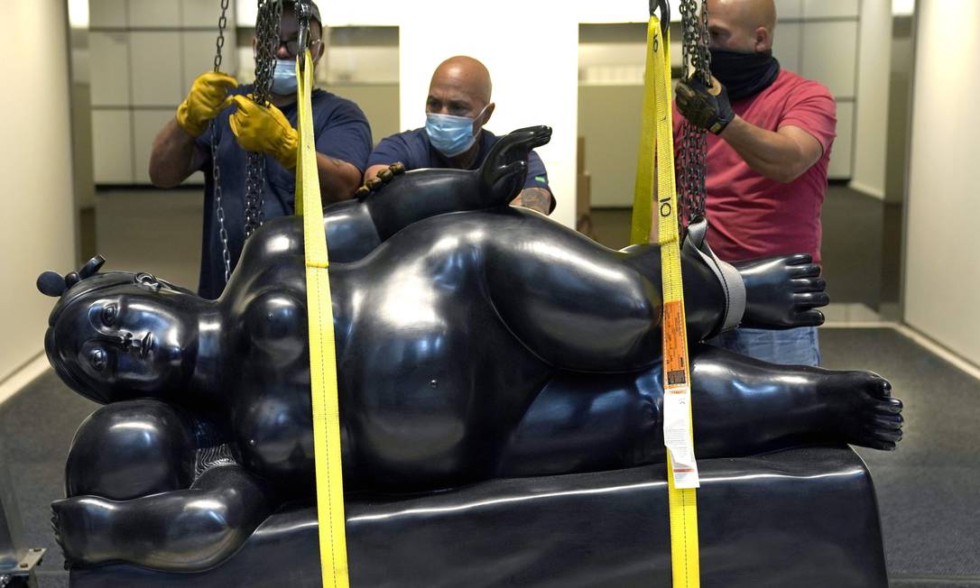 A escultura 'Mulher reclinada', do colombiano Fernando Botero, que fez parte do leilão de arte latina, na Christie's de Nova York, em 30 de julho Foto: TIMOTHY A. CLARY / AFP