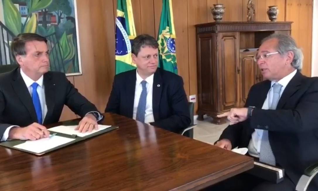 O presidente Bolsonaro, ao lado dos ministros Tarcísio Gomes de Freitas e Paulo Guedes Foto: Reprodução/Facebook