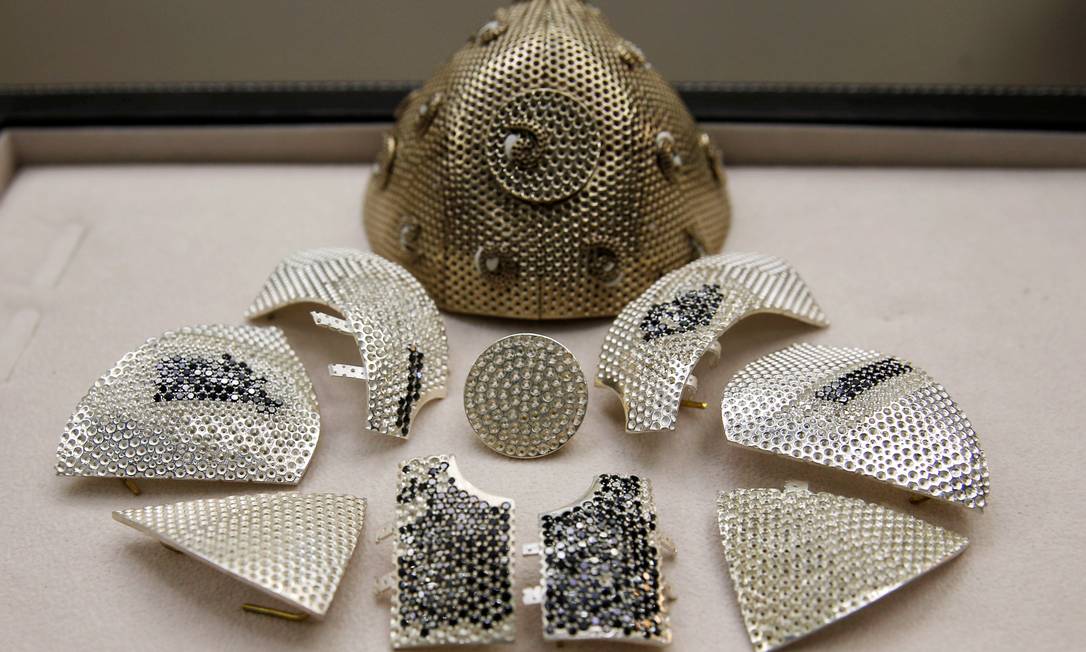 Partes da máscara de Covid de US$ 1,5 milhão que está sendo fabricada em Israel Foto: RONEN ZVULUN/REUTERS
