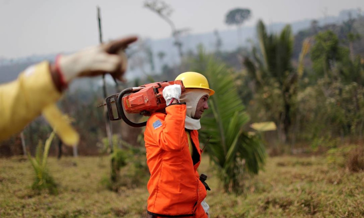 Membro da brigada de incêndio do Instituto Brasileiro do Meio Ambiente e dos Recursos Naturais Renováveis (Ibama) tenta controlar um incêndio em uma área da floresta amazônica, em Apuí, no Amazonas Foto: UESLEI MARCELINO / REUTERS