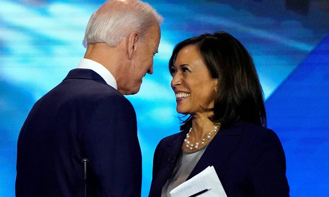  Joe Biden conversa com a então pré-candidata Kamala Harris após debate no Texas, em setembro do ano passado Foto: MIKE BLAKE / REUTERS