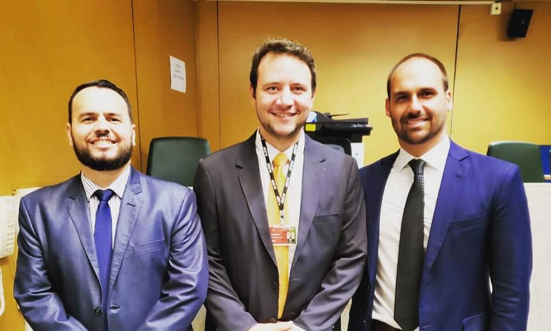 Felipe Carmona Cantera, ao centro, com Gil Diniz (à esq.) e Eduardo Bolsonaro, em foto publicada em seu perfil no Facebook Foto: Reprodução