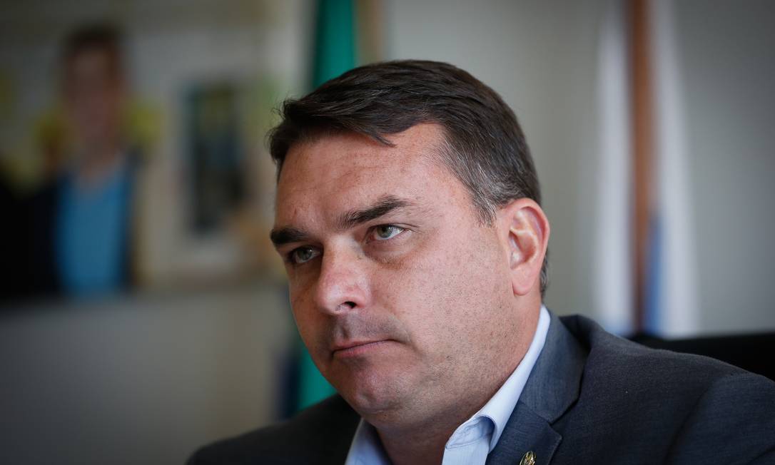 O senador Flávio Bolsonaro em seu gabinete Foto: Pablo Jacob / Agência O Globo