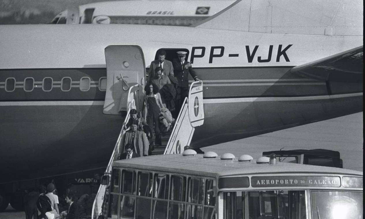 Desembarque de Caetano, em janeiro de 1972, no Aeroporto do Galeão, no Rio, na volta do exílio em Londre Foto: Arquivo / Agência O Globo