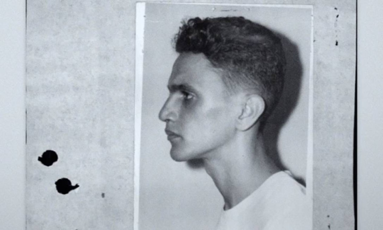 Caetano, de cabelo cortado, após ser preso, em dezembro de 1968. Cárcere durou quase dois meses Foto: Reprodução /  