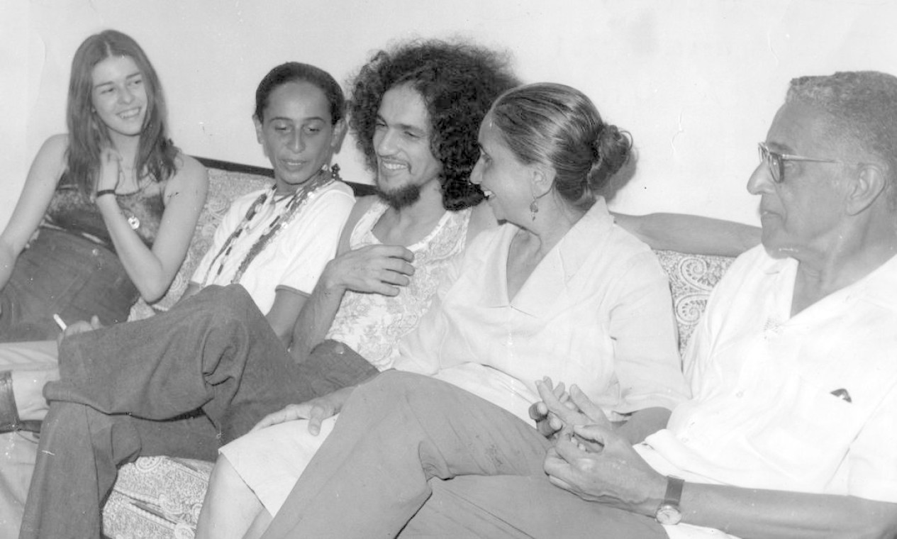 Em família: Caetano, em Salvador, na Bahia, com os pais, Dona Canô e seu José Telles, e Maria Betânia, sua irmã, em janeiro de 1971, durante visita ao Brasil Foto: Reprodução /  