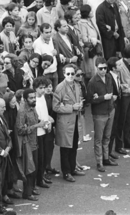 Na Passeata dos Cem Mil, da esquerda para a direita: Milton Nascimento, desconhecido, Pascoal Carlos Magno, Gilberto Gil, Nana Caymmi, Caetano Veloso, José Celso Martinez Corrêa, Chico Buarque de Holanda, Renato Borghi e Edu Lobo Foto: Arquivo / Agência O Globo