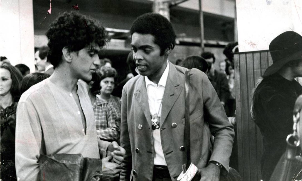 Caetano Veloso e Gilberto Gil, em julho de 1969, dias antes de partirem para o exílio Foto: Arquivo / Agência O Globo