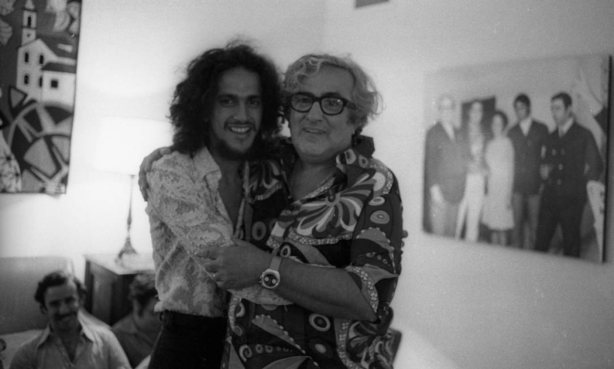 Rio de Janeiro (RJ) - 04/02/1971 - Caetano Veloso e Chacrinha, em fevereiro de 1971, durante visita do artista ao Brasil. Apresentador organizou em sua casa um jantar para homenagear Caetano, durante sua rápida passagem pelo país Foto: Arquivo / Agência O Globo