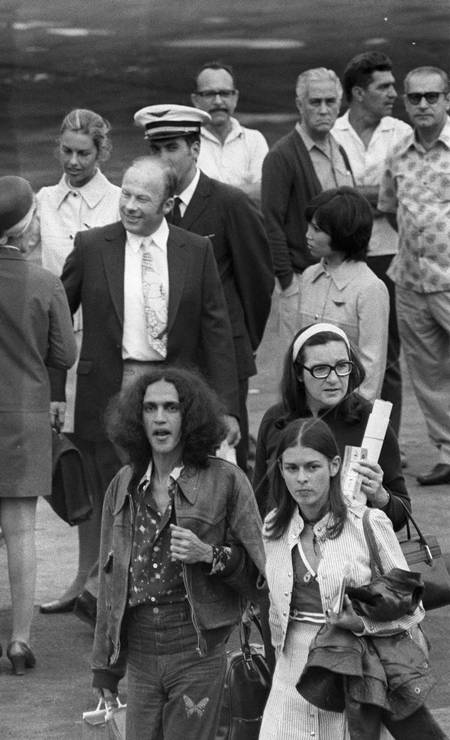 Em agosto de 1971, Caetano Veloso e sua mulher, Dedé, desembarcam no aeroporto do Galeão, para uma temporada de shows e rever a família Foto: Arquivo / Agência O Globo