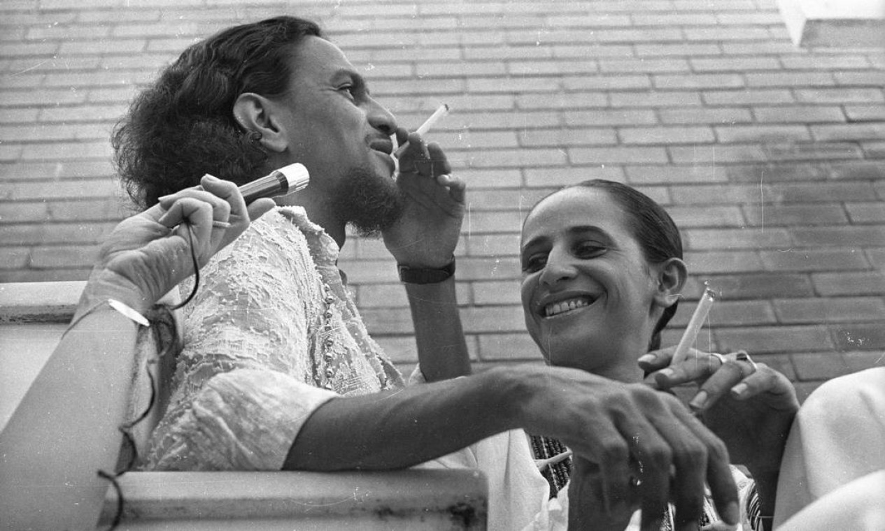 Na casa da irmã, Maria Betânia, Caetano posa para fotos e evita falar com jornalistas durante visita ao Brasil Foto: Osmar Gallo / Agência O Globo