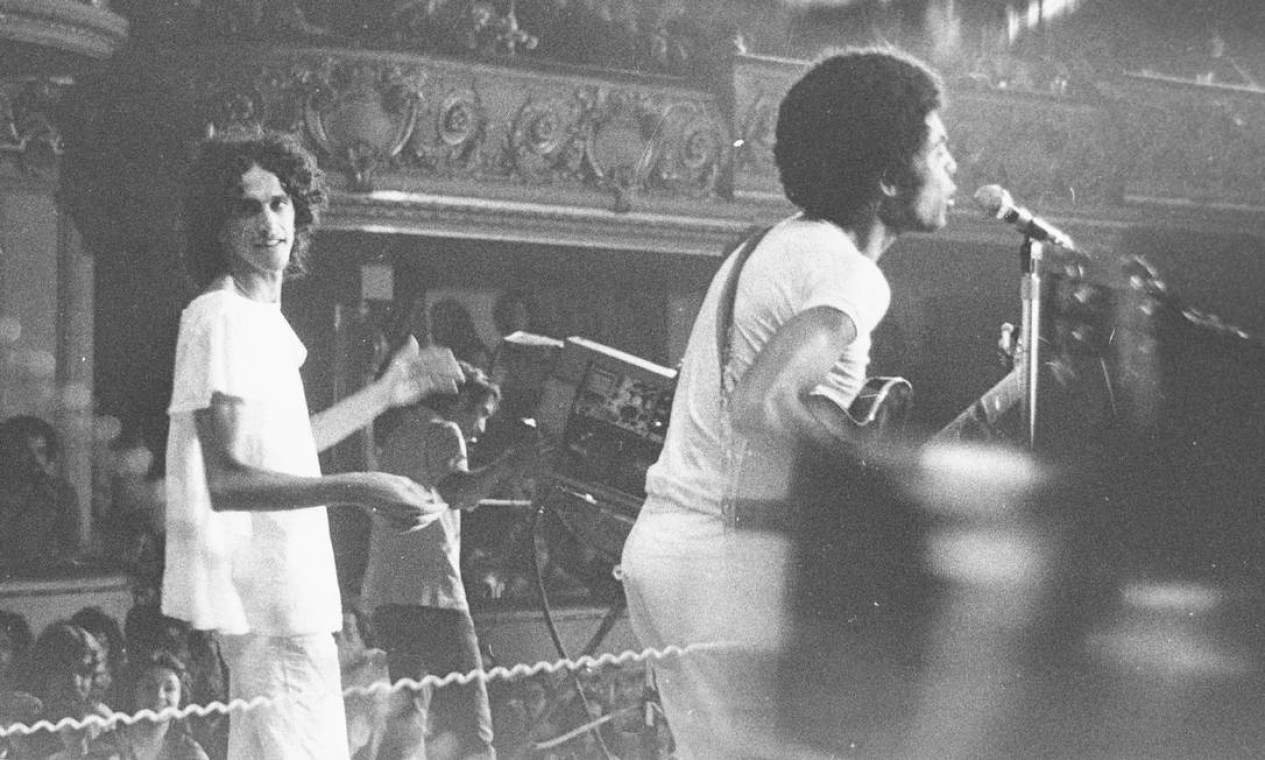 Gil e Caetano em show no Teatro Municipal, em março de 1972 Foto: Arquivo / Agência O Globo