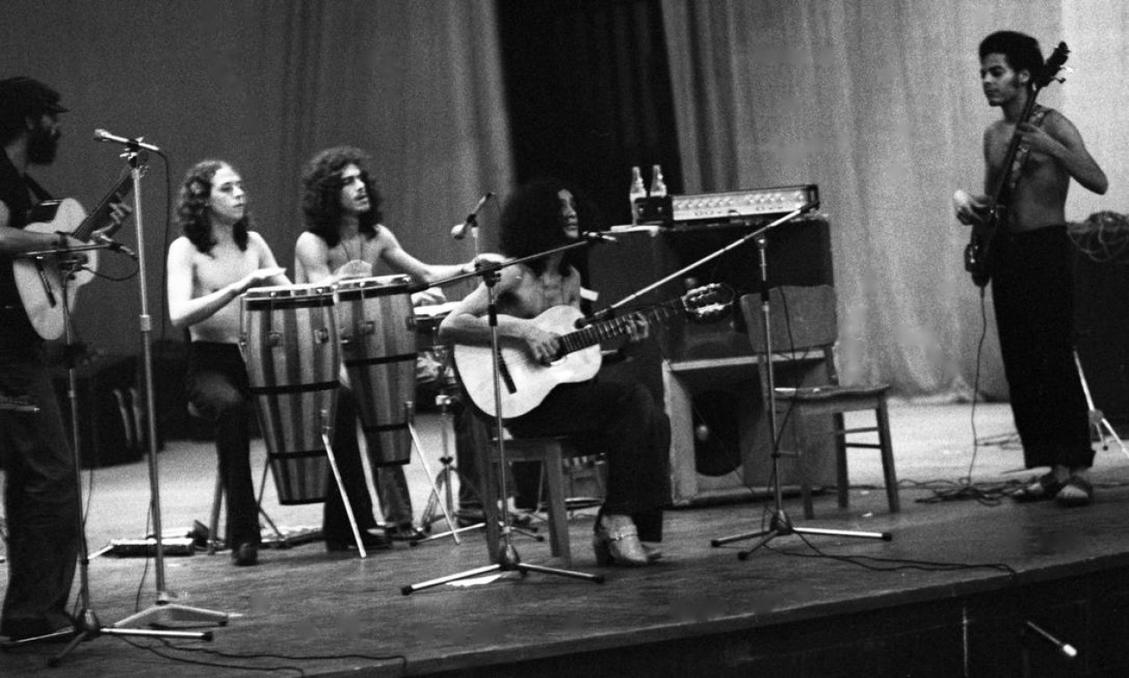 Caetano e sua banda ensaiam no Teatro João Caetano, logo após seu rtorno de Londres Foto: Manoel Soares / Agência O Globo