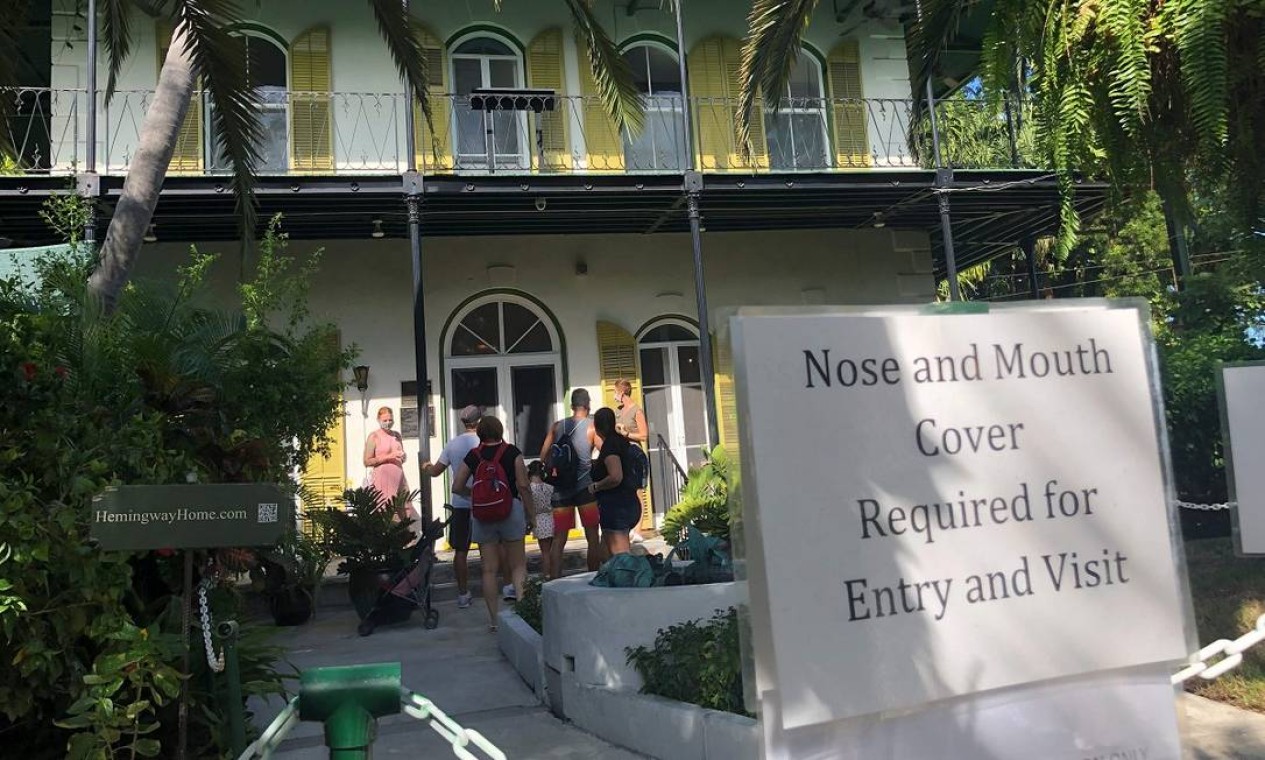 Na entrada da casa-museu, um aviso lembra aos visitantes de que é necessário cobrir nariz e boca (de preferência com uma máscara) para entrar Foto: LEILA MACOR / AFP