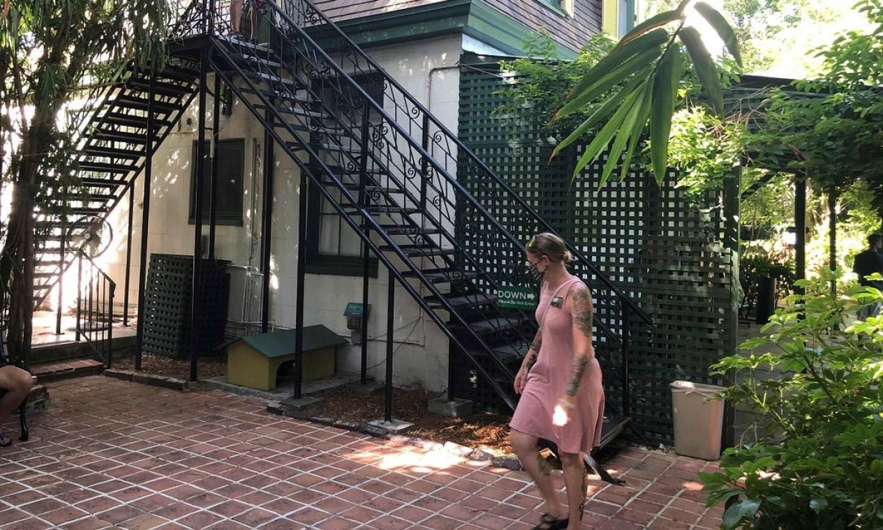 Uma das quatro guias da casa-museu de Ernest Hemingway caminha por um pátio, que dá acesso ao antigo escritório do autor Foto: LEILA MACOR / AFP